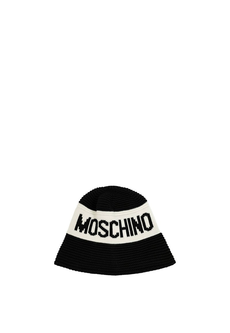 Cappello a secchiello nero lavorato a maglia con una larga banda bianca con il testo "MOSCHINO" in caratteri neri in grassetto, con una texture a righe.