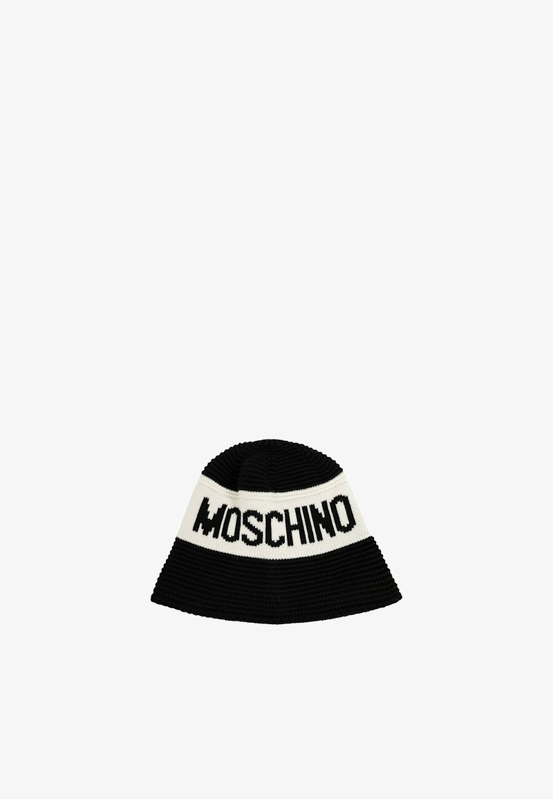 Cappello a secchiello nero lavorato a maglia con una larga banda bianca con il testo "MOSCHINO" in caratteri neri in grassetto, con una texture a righe.