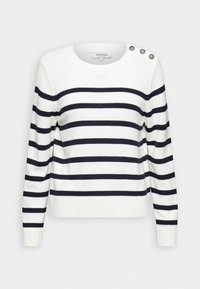 Pull en maille blanc à rayures horizontales noires, col rond, manches longues et trois boutons décoratifs sur l'épaule gauche.