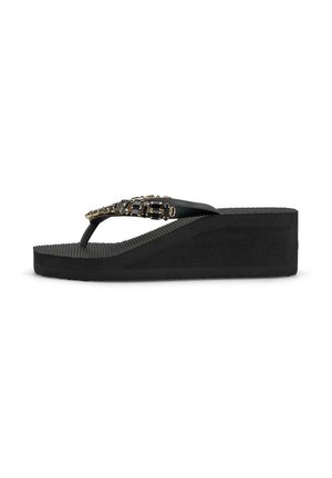 Sandalia de cuña negra con suela texturizada y tira superior decorada con cuentas cuadradas negras y doradas.