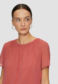 s.Oliver BLACK LABEL AM AUSSCHNITT - Bluse - preiselbeere