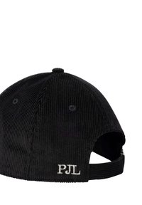 Cappellino da baseball in velluto a coste nero con visiera curva, cinturino regolabile e logo "PJL" ricamato sul retro a destra.
