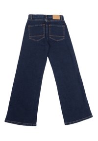 Jeans in denim scuro a gamba larga con design a cinque tasche, cuciture visibili e una patch in pelle marrone sulla cintura posteriore.