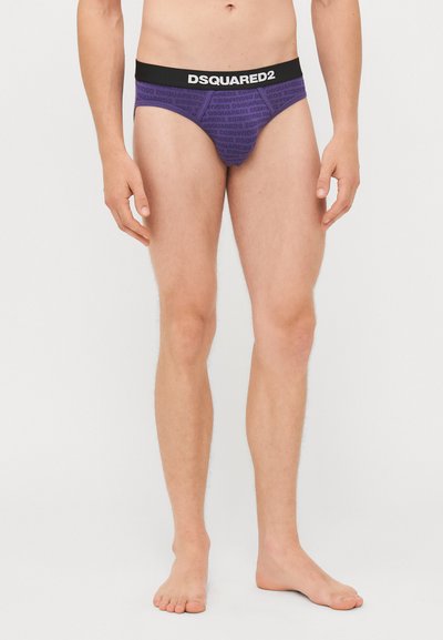 Boxers pour hommes violets avec une ceinture élastique noire arborant le texte "DSQUARED2" répété. Tissu doux, coupe ajustée, design minimal.