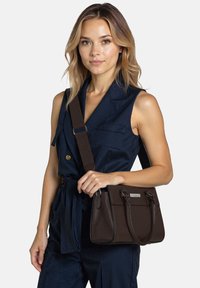 Borsa a tracolla marrone con superficie texturizzata, doppio manico e tracolla regolabile. Forma rettangolare elegante con un logo di marca discreto.