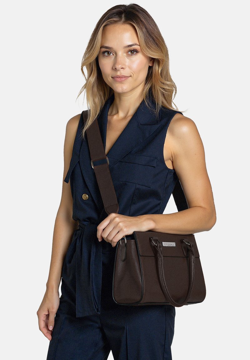 Borsa a tracolla marrone con superficie texturizzata, doppio manico e tracolla regolabile. Forma rettangolare elegante con un logo di marca discreto.