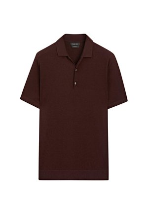 Bordeauxrotes Poloshirt mit kurzen Ärmeln aus Strickstoff. Verfügt über einen klassischen Kragen und eine Dreiknopf-Leiste. Glatte Textur, keine Muster.