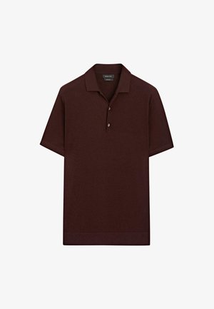 Bordeauxrotes Poloshirt mit kurzen Ärmeln aus Strickstoff. Verfügt über einen klassischen Kragen und eine Dreiknopf-Leiste. Glatte Textur, keine Muster.