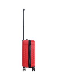 Roter Hartschalenkoffer mit strukturierter Oberfläche, schwarzen Reißverschlussakzenten und einem ausziehbaren Griff. Verfügt über vier Räder für Beweglichkeit.