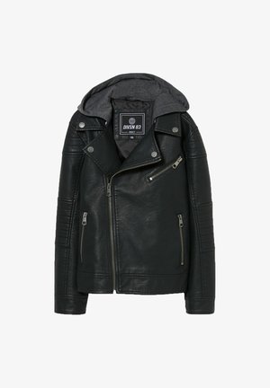 Czarna kurtka motocyklowa z ekoskóry z szarą materiałową kapturą, asymetrycznym zamkiem błyskawicznym, trzema kieszeniami na suwak oraz przeszyciami na rękawach.
