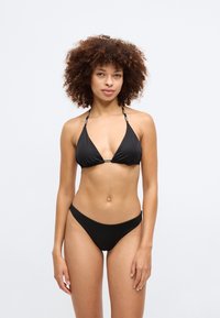Μαύρο σετ μπικίνι που περιλαμβάνει τριγωνικό τοπ με ρυθμιζόμενους ιμάντες και λογότυπο στο κέντρο; ταιριαστά ψηλοκομμένα κιλοτάκια με ribbed υφή.