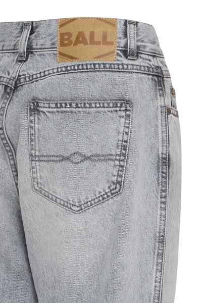 Jean en denim gris avec une pièce en cuir brun étiquetée "BALL" à la taille et une seule poche arrière avec un détail de couture.
