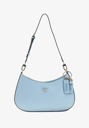 Sac bandoulière Guess bleu clair avec sangle réglable, logo métallique triangulaire et deux étiquettes de marque suspendues sur le côté droit.