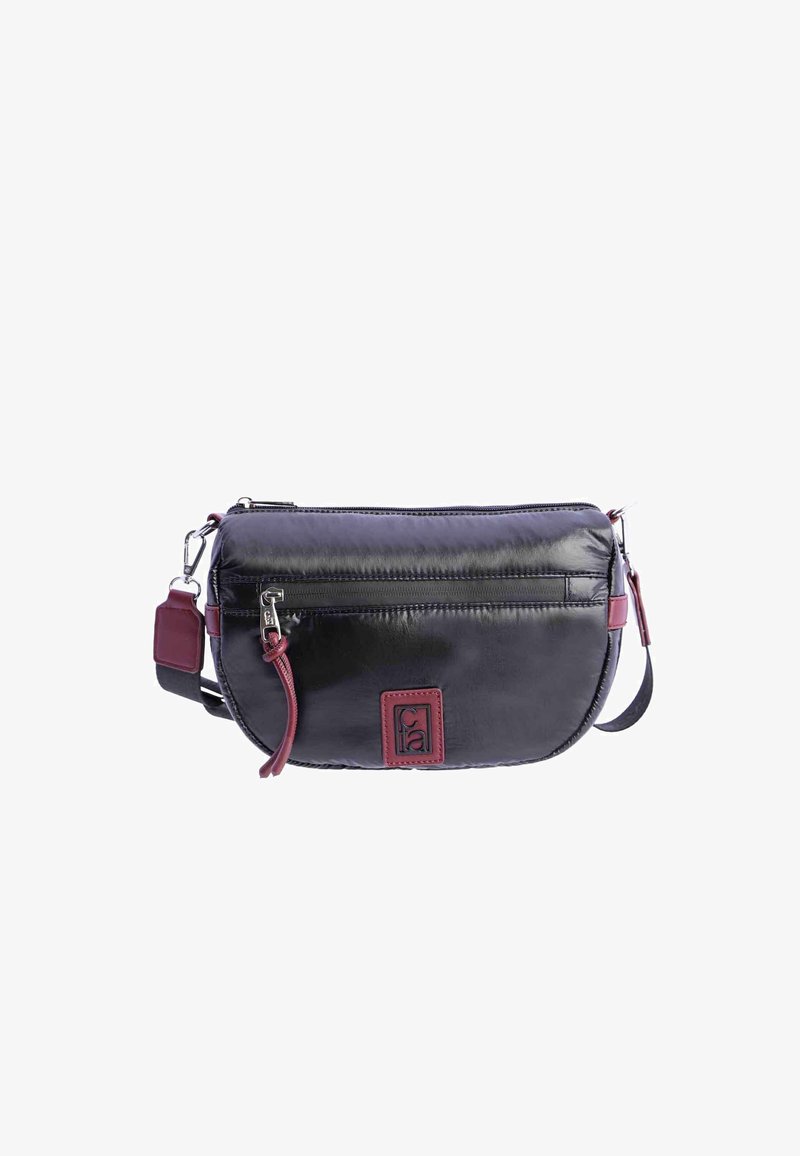 Bolso cruzado sintético negro con un acabado brillante, que presenta un acento de cremallera en color burdeos, parche con logotipo y correa ajustable. Incluye un bolsillo frontal.