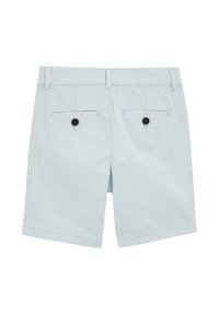 Svetlomodré šortky s plochým predným dielom, dvomi zadnými vreckami so hnedými gombíkmi a úhľadne obšitými nohavicami. Vyrobené z mäkkej látky.
