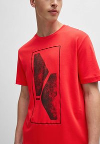 BOSS T-shirt med print - open red five