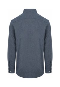 Langsleeve blauw chambray shirt met knoopmanchetten, weergegeven vanaf de achterkant op een witte achtergrond.