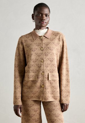 MONOGRAM JACKET - Adīta jaka - desert sand