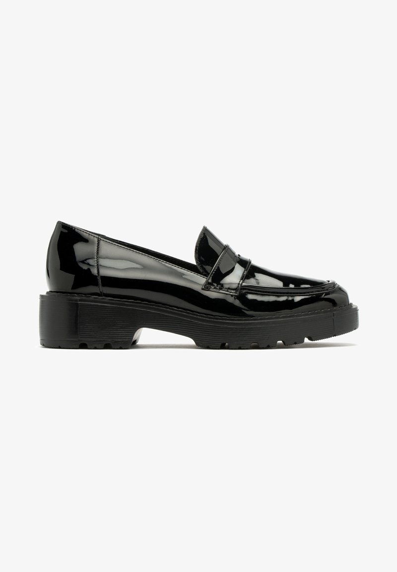 Mocassin en cuir verni noir avec semelle épaisse et talon bas, présentant une bande classique sur le dessus.