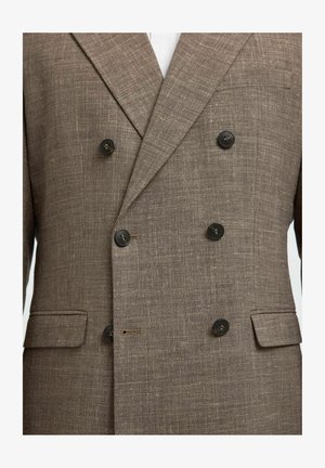 Smeđi laneni sako dvostrukog kopčanja s dva crna gumba, reveri u obliku slova V i bočnim džepovima. Tekstura tkanine s blagim uzorkom.