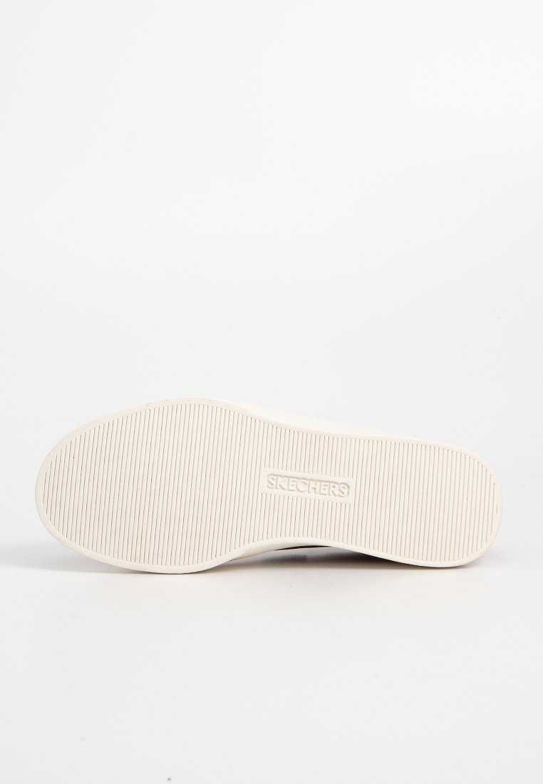 Sole delle calzature Skechers, in gomma bianca con strisce texture per una migliore aderenza; presenta il nome del marchio impresso per identificazione.