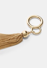 Porte-clés en or avec un gland, chaînes entrelacées, un connecteur en boucle rond et un accent sphérique à la base du gland. Fini métallique lisse.