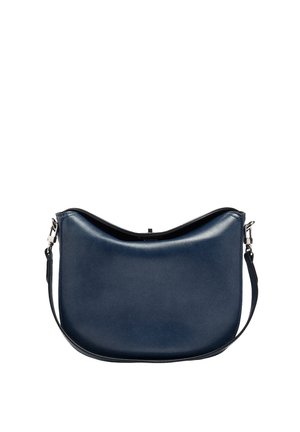 Granatowa skórzana torba na ramię z zakrzywioną górną krawędzią i regulowanym paskiem z srebrnymi zapięciami na białym tle.