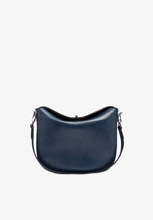 Granatowa skórzana torba na ramię z zakrzywioną górną krawędzią i regulowanym paskiem z srebrnymi zapięciami na białym tle.