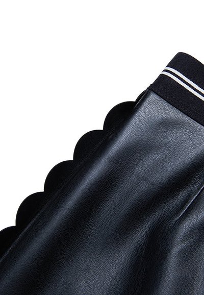 Gonna nera in pelle con orlo scallop e una vita elastica a strisce in contrasto. Tessuto liscio con una leggera lucentezza.