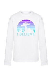 Weißes Langarmhemd mit einem graduierten, kreisförmigen Design in Lila und Blau, das ein UFO, Berge und den Text "ICH GLAUBE" zeigt.