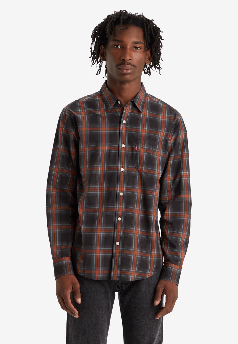Camisa de cuadros de manga larga en negro, naranja y azul. Presenta un cuello abotonado y un bolsillo en el pecho con el logo. Material de mezcla de algodón.