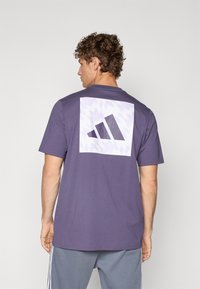 adidas Performance MANCHESTER UNITED SEASONAL GRAPHIC TEE - Marškinėliai su spaudiniu - trace purple