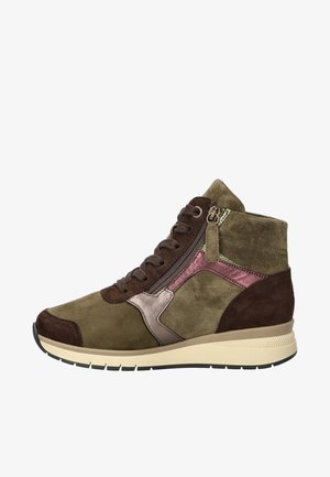Hoge sneakers van olijfgroen suede met bruine accenten, glanzende roze details, zijrits en een beige rubberen zool.