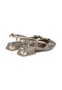 Scarpe slingback metallizzate dorate con punta a forma di punta, tacco a blocco e dettaglio a fiocco sulla tomaia. Texture liscia e cinturino regolabile.