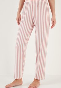 Pantaloni de pijama cu dungi în roz și alb, confecționați dintr-un material moale, având un tiv elastic la talie și o croială dreaptă.