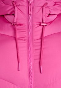 Rosa Pufferjacke mit einem Frontreißverschluss, verstellbaren Kordeln an der Kapuze und einer glatten, gesteppten Textur über dem Stoff.