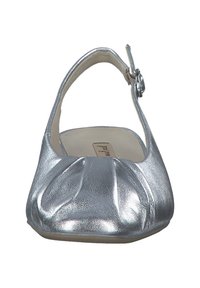 Bailarina plateada con diseño plisado, textura de cuero liso, tira en el tobillo con hebilla circular y punta redondeada.