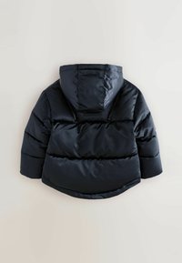Mörkblå pufferjacka med huva, som har horisontella quiltade sektioner, en slät yta och en något rundad nederkant. Justerbara siddragkedjor.
