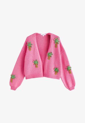 Pink strikket cardigan med grønne og brune palmetræsapplikationer på ærmer og front, med V-udskæring og ribstrikkede manchetter og kant.