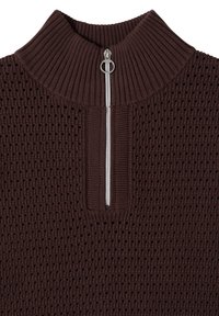 Tmavě hnědý pletený svetr s žebrovaným nákrčníkem a stříbrným kovovým zipem se kulatým táhlem uprostřed přední části.