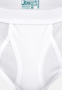 Witte biologische katoenen slips hebben een gladde, rekbare tailleband met een label dat het merk, de stofdetails en de wasinstructies toont.