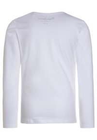 Biała koszulka z długim rękawem, wykonana z miękkiej bawełny, z okrągłym dekoltem i prostym fasonem, bez widocznych wzorów czy akcentów.