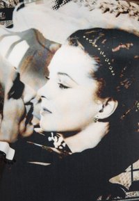 Tissu en soie présentant une photo vintage en noir et blanc d'un couple. Agrémenté de petits strass métalliques sur un côté.