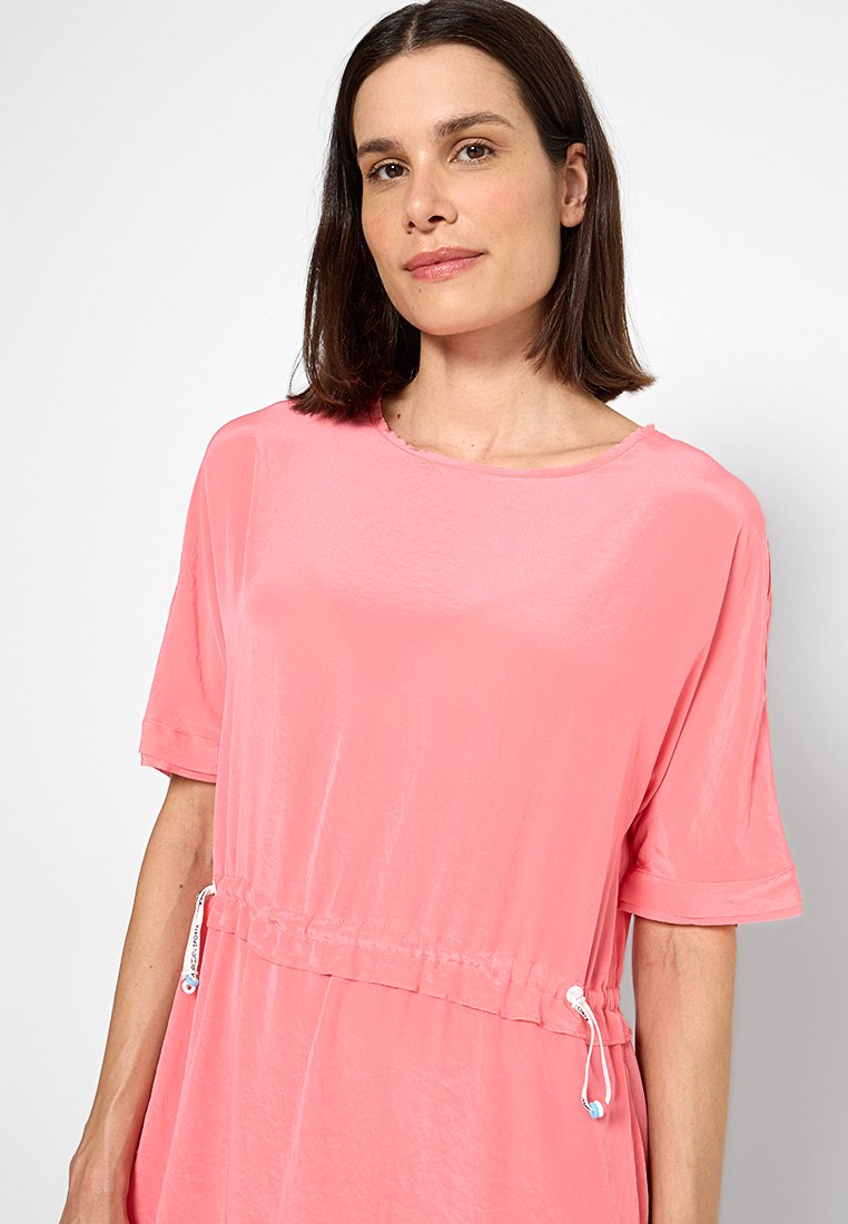 Rosa Kurzarmkleid aus leichtem Material, mit einem Kordelzug in der Taille und lockerer Passform. Glatte Textur mit rundem Ausschnitt.