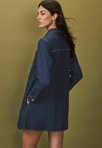 Next HALF PLACKET  REGULAR FIT - Robe en jean - rinse blue