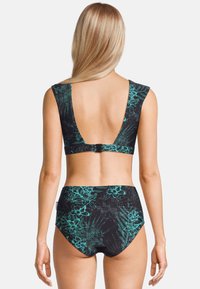 Ensemble de bikini noir avec un dos dégagé, des bretelles solides, et un motif floral coloré en vert et bleu sur le haut et le bas.