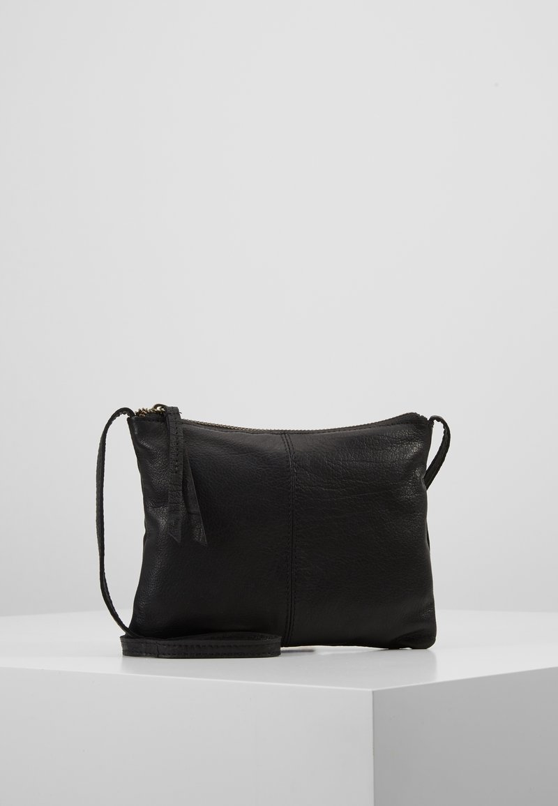 Borsa a tracolla in pelle nera con forma rettangolare piatta, chiusura a zip, tracolla intrecciata e dettagli di cuciture sottili. Texture liscia e design minimale.