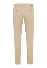 Beige broek met een slanke pasvorm, gemaakt van gladde stof, met twee achterzakken met knoopsluitingen en een subtiele glans.
