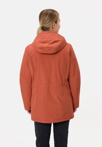 Chaqueta impermeable de color naranja, de longitud media, con capucha, puños elásticos y una cintura ajustada para un ajuste personalizado. Textura suave y diseño minimalista.