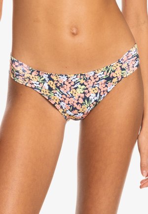 Kwiatowy dół bikini z czarnym tłem i pomarańczowymi, różowymi oraz białymi kwiatami. Miękka tkanina, szeroki pas w talii i umiarkowane zakrycie.